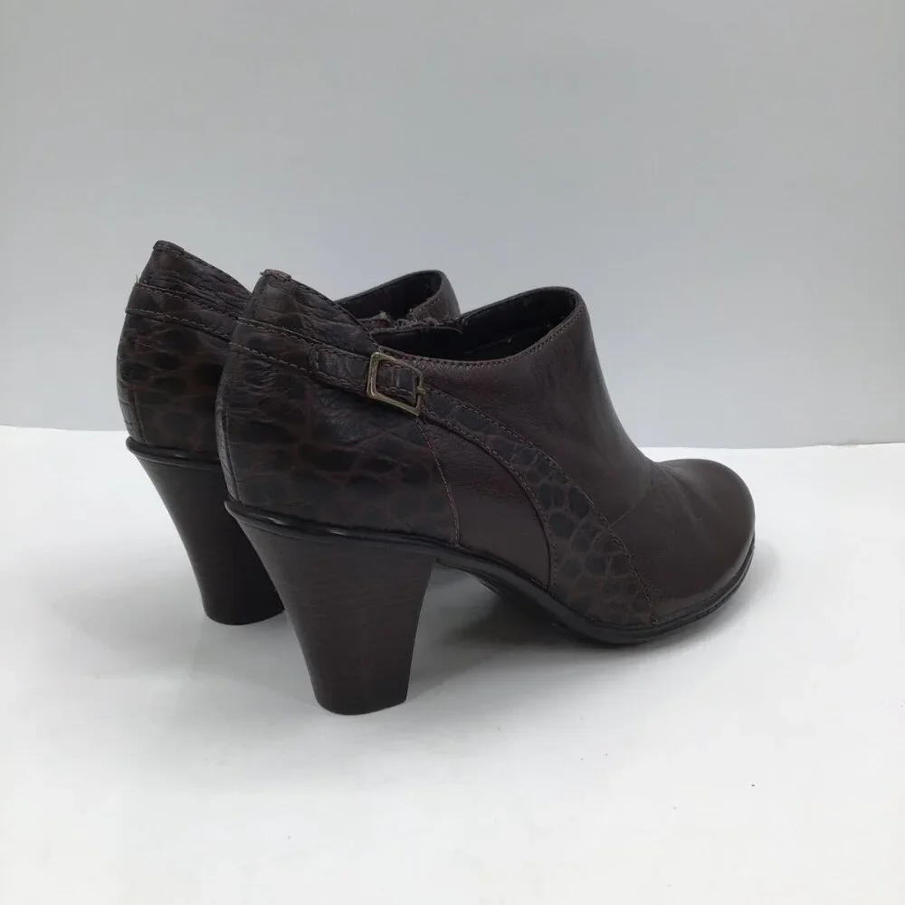 Women's 10M Clarks Bendables Dark Brown Leather Ankle Booties Boots Heels